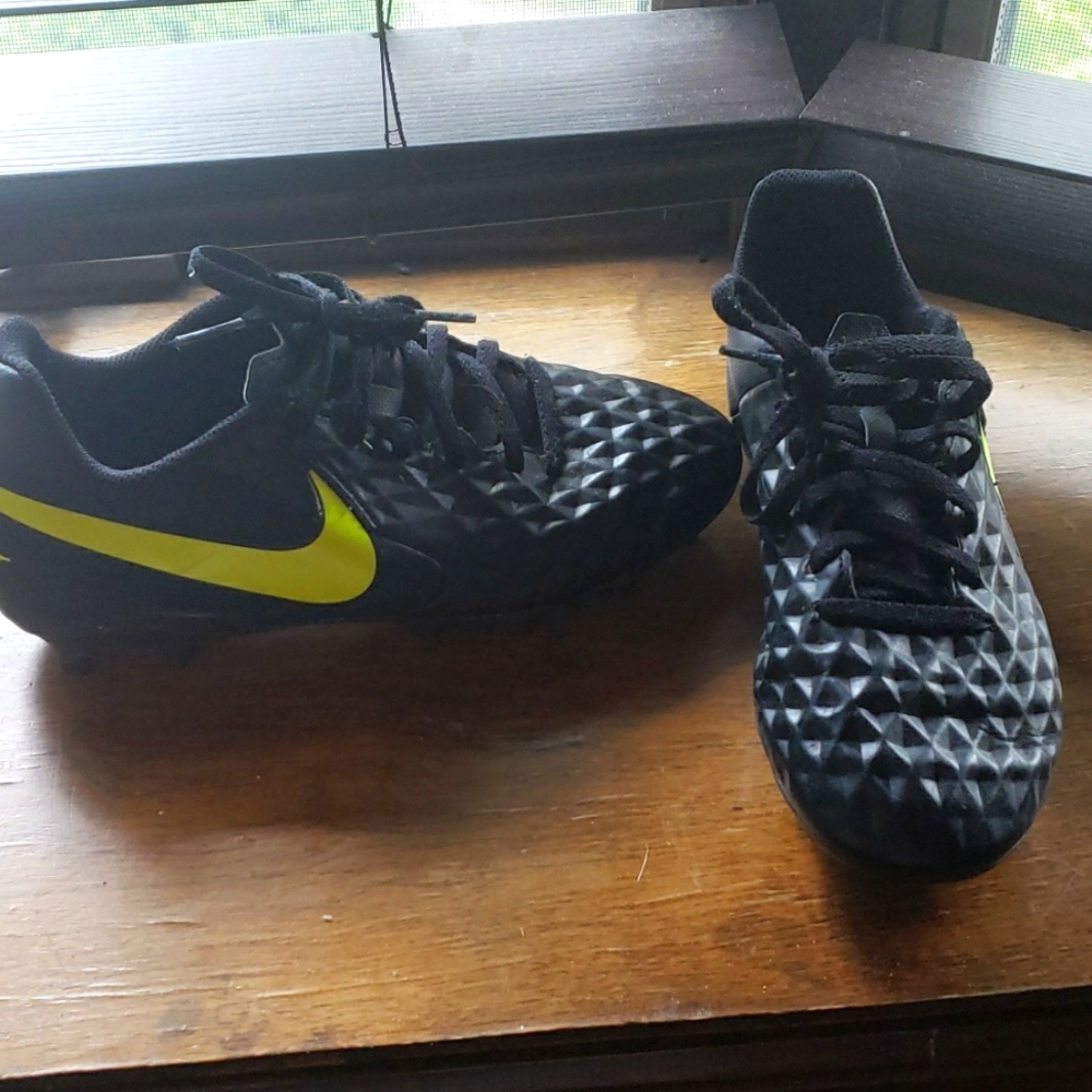 Girls Nike Tiempo cleats 4y Black and yellow